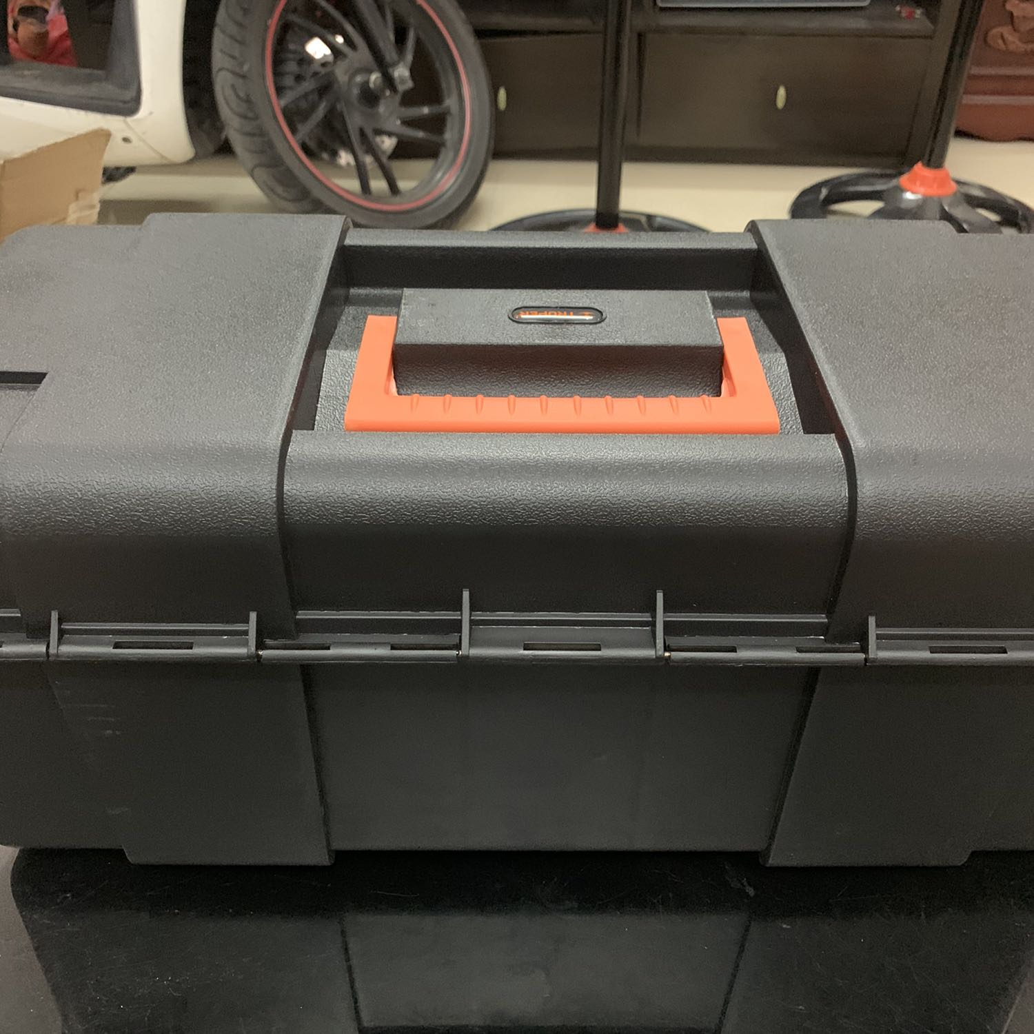 Made in Mexico 
Chất liệu nhựa nhám, hình thức ok, kích thước to rộng, có khay nhỏ tiện để đồ ốc vít
Mn nên mua