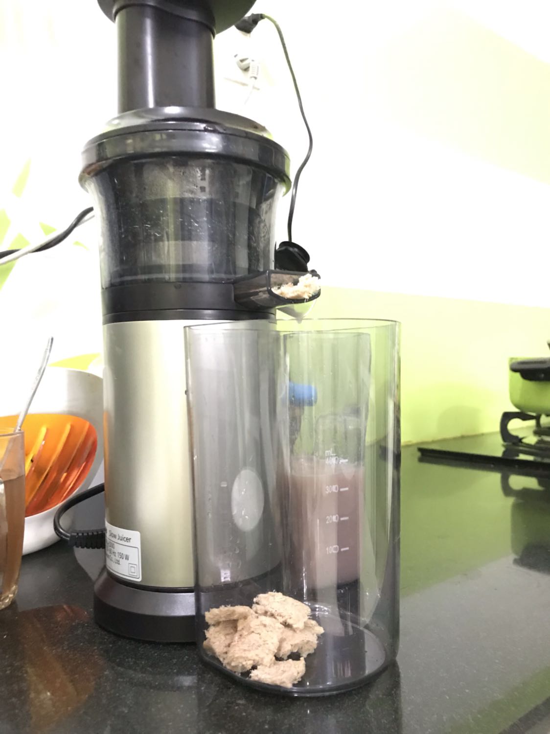 Sau 1 tháng sử dụng hằng ngày mình review xíu để bạn nào cần mua được biết nhé
Ưu điểm:
- Máy trục đứng gọn gàng ít tốn không gian bảo quản
- Tháo lắp nhanh, vệ sinh dễ dàng
- Máy hoạt động êm và không kén
- Bã ép 1 số loại hoa quả như lựu, carot, dâu,... khá khô
- kiểu dáng sang trọng hiện đại, thân máy chắc chắn, nặng tay
- có chức năng ép trái cây đã làm đông để chế biến kem trái cây , khá tiện
- có nút ngắt chảy nước trống tràn dơ nhà
- Đóng gói cẩn thận, giao hàng trước hẹn
- Giá mua tại thời điểm này là 4tr450 do tiki trading phân phối nên cũng yên tâm hơn về chế độ bảo hành
Nhược điểm:
- 1 số loại trái cây nước ép còn lẫn ít xác, có thể cần phải lọc lại bằng lưới lọc để chỉ lấy nước ép
- ống tiếp trái cây nhỏ, phải chẻ thanh nhỏ để lọt ống
Tóm lại, mình thấy nên mua vì sức khoẻ, thay vì lười ăn trái cây thì có máy ép cả gia đình siêng uống hơn, sạch sẽ hơn hàng quán, máy chạy đằm êm dùng khá thích, bé 4 tuổi có thể cùng làm với ba mẹ mà ko sợ nguy hiểm. Chọn máy ép chậm giá có cao hơn ép nhanh nhưng đổi lại dinh dưỡng nước ép giữ được cao hơn nên mình quyết định em panasonic này. Vote 4 sao nhé Sau 1 tháng sử dụng hằng ngày mình review xíu để bạn nào cần mua được biết nhé
Ưu điểm:
- Máy trục đứng gọn gàng ít tốn không gian bảo quản
- Tháo lắp nhanh, vệ sinh dễ dàng
- Máy hoạt động êm và không kén
- Bã ép 1 số loại hoa quả như lựu, carot, dâu,... khá khô
- kiểu dáng sang trọng hiện đại, thân máy chắc chắn, nặng tay
- có chức năng ép trái cây đã làm đông để chế biến kem trái cây , khá tiện
- có nút ngắt chảy nước trống tràn dơ nhà
- Đóng gói cẩn thận, giao hàng trước hẹn
- Giá mua tại thời điểm này là 4tr450 do tiki trading phân phối nên cũng yên tâm hơn về chế độ bảo hành
Nhược điểm:
- 1 số loại trái cây nước ép còn lẫn ít xác, có thể cần phải lọc lại bằng lưới lọc để chỉ lấy nước ép
- ống tiếp trái cây nhỏ, phải chẻ thanh nhỏ để lọt ống
Tóm lại, mình thấy nên mua vì sức khoẻ, thay vì lười ăn trái cây thì có máy ép cả gia đình siêng uống hơn, sạch sẽ hơn hàng quán, máy chạy đằm êm dùng khá thích, bé 4 tuổi có thể cùng làm với ba mẹ mà ko sợ nguy hiểm. Chọn máy ép chậm giá có cao hơn ép nhanh nhưng đổi lại dinh dưỡng nước ép giữ được cao hơn nên mình quyết định em panasonic này. Vote 4 sao nhé