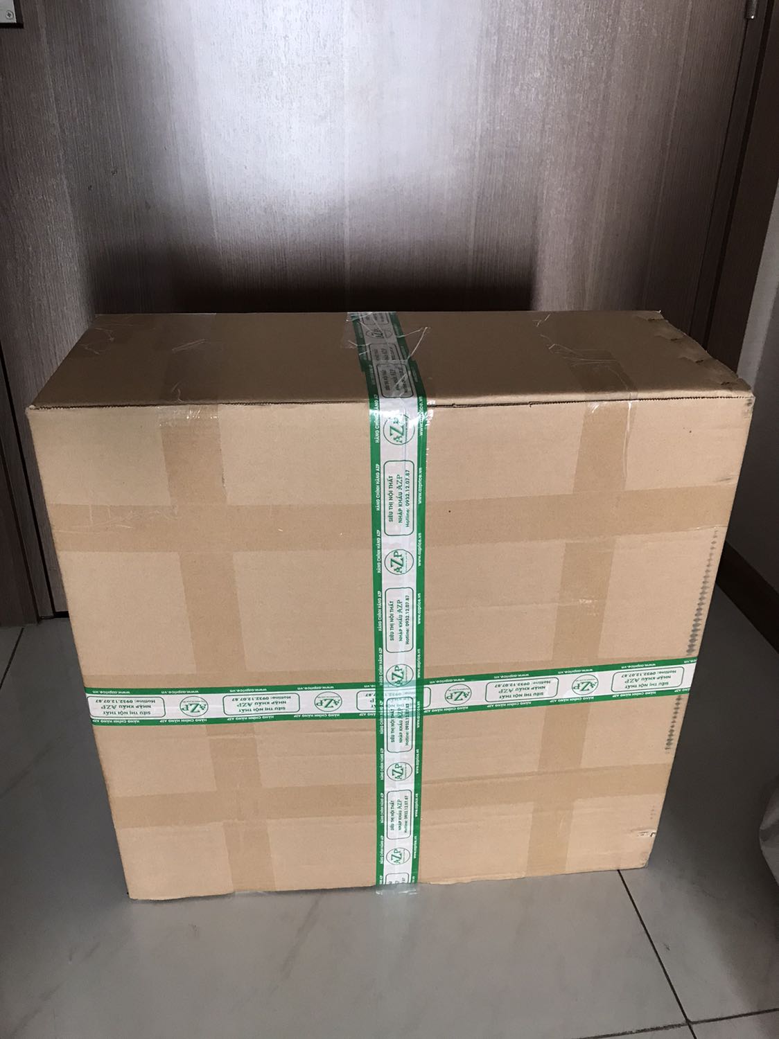 Ghế đóng gói cẩn thận, đảm bảo chất lượng và được giao sớm 1 ngày so với dự kiến khi đặt hàng. Ghế giao đúng mẫu mã yêu cầu và đủ chi tiết linh kiện để tự lắp, tuy nhiên không có bản hướng dẫn lắp nên với khách hàng không rành kỹ thuật hoặc nữ dễ gặp khó khâu này. Cửa hàng có ghi *** để khách hàng liên lạc khi cần hỗ trợ trong khâu lắp ghế, song tốt nhất là có bản hướng dẫn cho khách hàng. Sau 2 ngày sử dụng ghế ngồi chắc chắc và thoải mái.