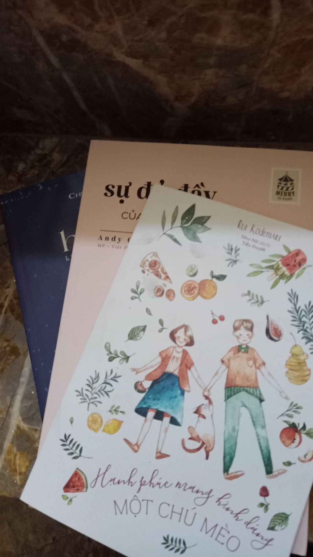 mình thật sự không vui, lâu lắm không đặt sách ở tiki, càng ngày càng chán. sách thì bụi bẩn, không có màng co, để trong hộp to không có giấy lót, nhăn dập hết góc sách. vì dự kiến giao 1/2 nên mình để địa chỉ công ty đã ghi rõ giao giờ hành chính từ thứ 2 đến thứ 6 rồi nhưng chiều nay vẫn giao, mình dặn shiper để sáng thứ 2 giao lại nhưng không chịu, tự quyết định gửi nhà bên cạnh không thèm nghe mình nói, tính mình không thích tranh cãi nên đành chấp nhận xong tự ra lấy. nói chung là thất vọng từ chất lượng đến dịch vụ