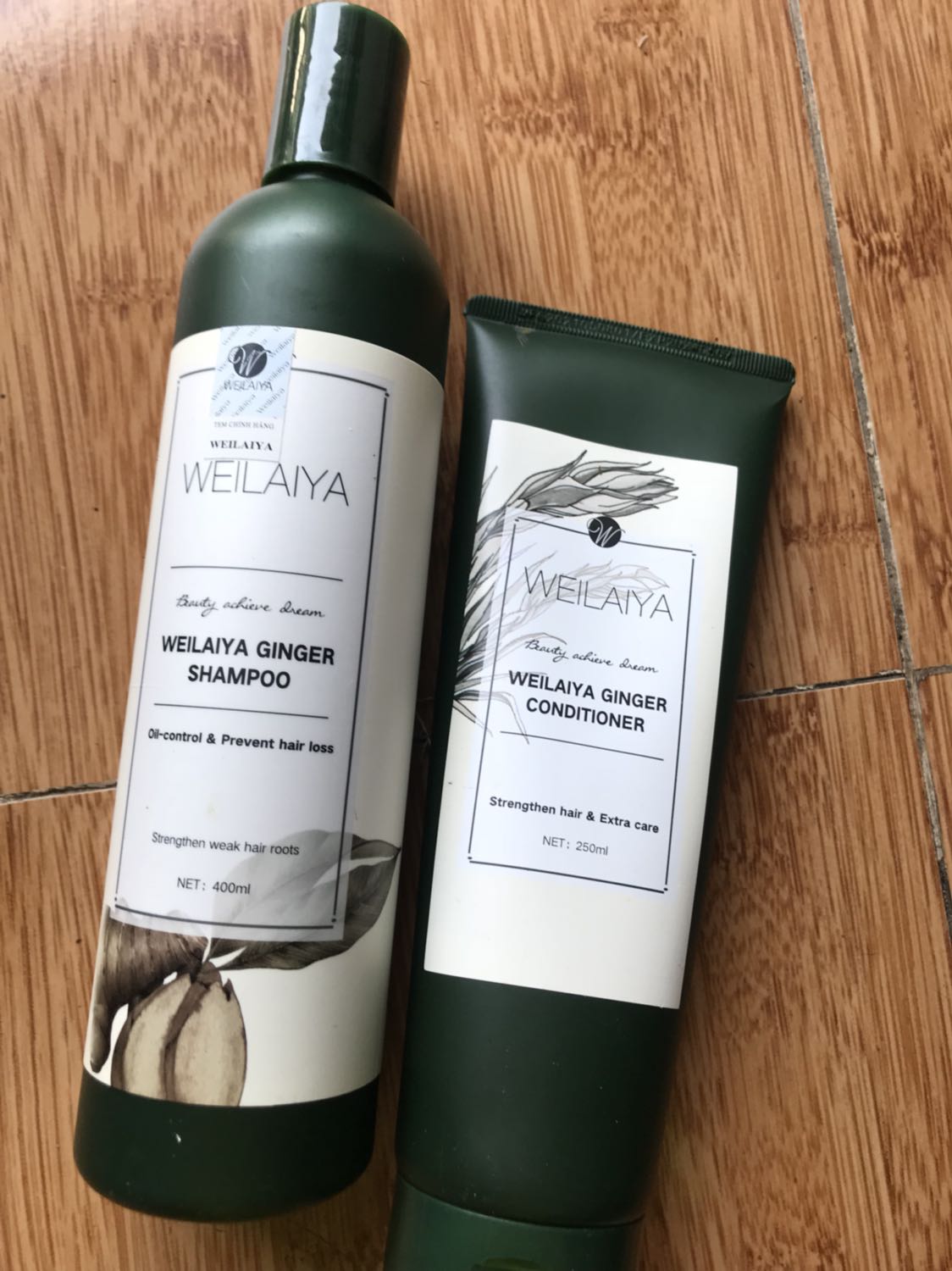 Dầu gội thì hơi đặc, mùi nhẹ. Dầu xả thì rất thơm, nhưng giữ mùi không lâu. Nếu dùng dầu gội không thì tóc rất bết, dùng kèm với dầu xả thì mượt hơn nhiều. Sau khi dùng vài tuần thì thấy tóc vẫn rụng nhưng giảm so với lúc trước.