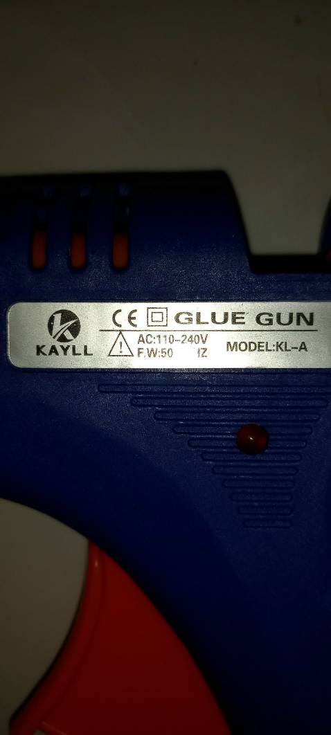 Nhiều vấn đề cho 1 sp rất phổ thông:
1. GH khá nhanh, nhanh hơn thông báo, điểm sáng duy nhất, trên bao bì ko ghi là 
     hàng gì;
2. Tuy nhiên: sp nhận được ko được như hình quảng cáo:
    2.1 Tôi đăng mua loại 60w, trên hàng gởi về ko có một chi tiết về nào về 60w  , do đó ko biết năng suất là bao nhiêu;
    2.2 Ko có giá đỡ khi sử dụ̣ng, ko thể chấp nhận được;
    2.3 Chỉ có 8 cây keo, thay vì 10 cây ;
Tôi xin gởi trả shop món hàng nầy. Xin hướng dẫn cách trả hàng, và mong shop trong tương lai lảm ăn đàng hoàn hơn.  Cho shop 3 sao, nhờ GH.