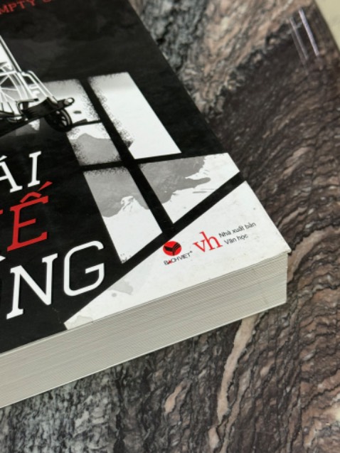 Sách cũ, bẩn, nhăn góc, cần đóng gói kỹ hơn.