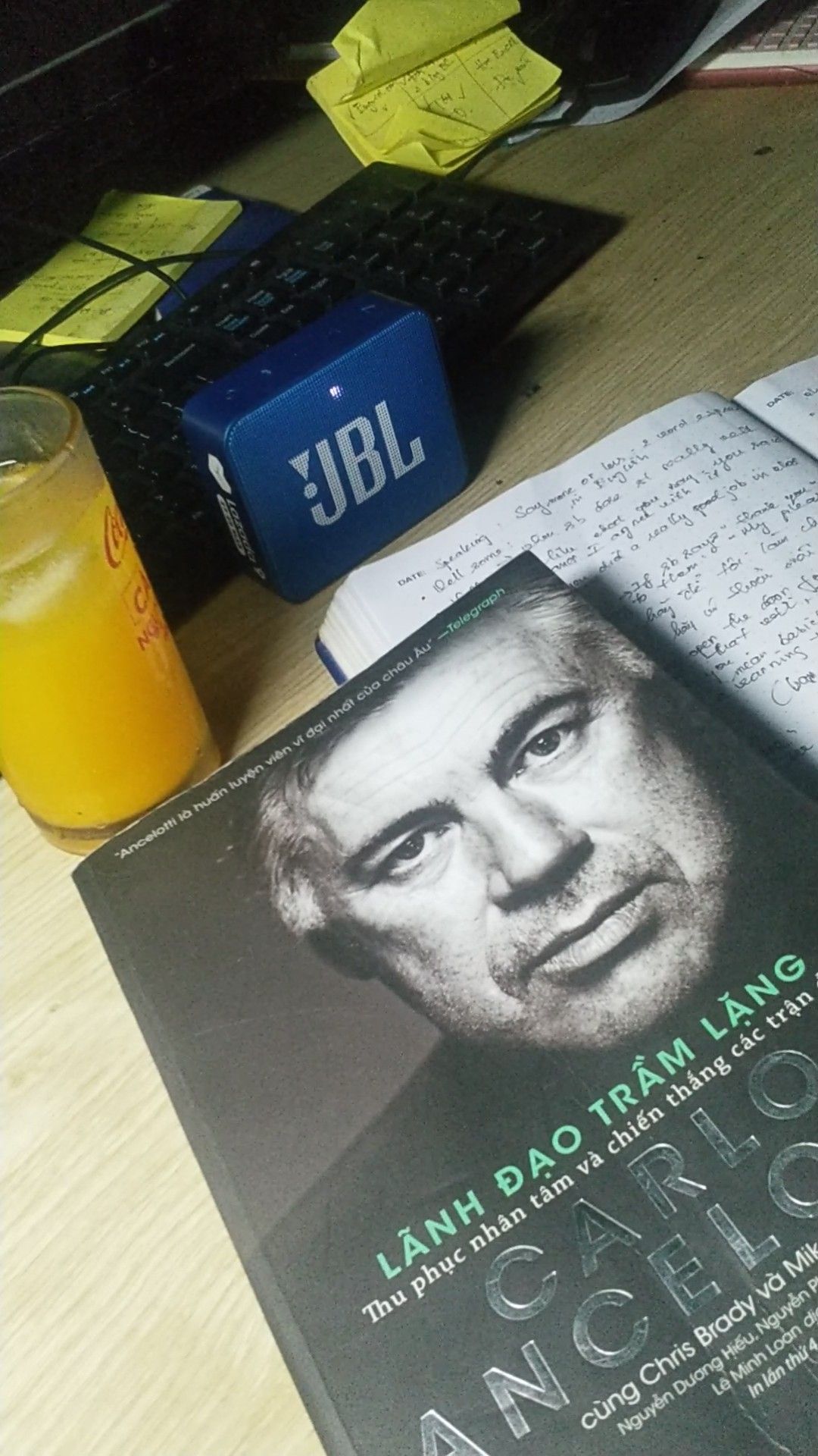 Cá nhân mình nghĩ cuốn sách này khá dài dòng. Nó hoàn toàn có thể tóm gọn trong 2 câu. "Hiểu rõ chân dung khách hàng của bạn" và "quảng cáo chỉ hiệu quả khi tiếp cận đúng khách hàng mục tiêu". Các ví dụ mình hoạ, tác giá nói quá nhiều ( có thể 100%) về quá trình xây dựng phễu cho việc bán khoá học, bán sách của tác giả. Nhưng đa phần chúng ta thì bán sản phẩm, hàng hoá,..nên cá nhân mình thấy đọc cũng được, nhưng không đọc cũng không sao. Vì cơ bản những người kinh doanh online, cách làm của tác giả không có đặc sắc và khả năng thực thi khá khó nếu áp dụng cho sản phẩm của chúng ta.