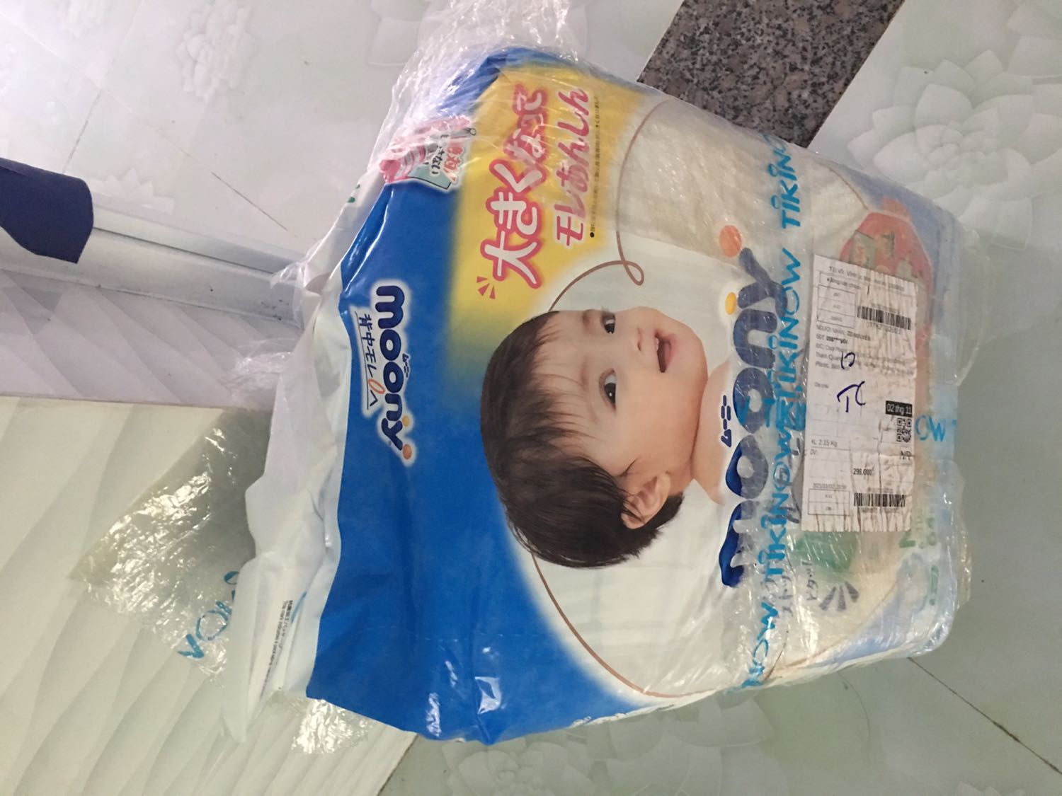 Sao hàng tiki giao lúc nào bill cũg bị dơ như vậy, hàng tiki trading check mã vạch thì ra nhưng cầm miếng bỉm ko giống với mua ở con cưng,, xưa giờ mang của moony ko có bị gì nhưng bé mang cái này mới 1 ngày mà bị hăm, miếng tã vón cục phía trước khôg hiển thị vạch phía sau, nhìn miếng tã giống hàg giả kém chất lượng
khui ra rồi chắc ko thể trả hàg đc, tiki có thể giải quyết đc ko?