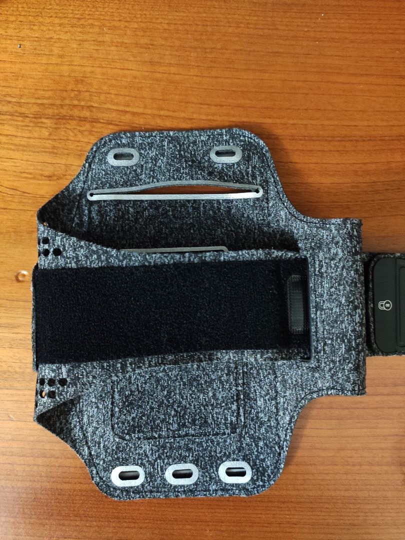 Sản phẩm nhẹ, dùng vài ngày thấy khá chắc chắn, tuy nhiên vẫn còn chỉ thừa. Sản phẩm chỉ chống thấm đc thôi, còn kháng nước thì chắc là chịu