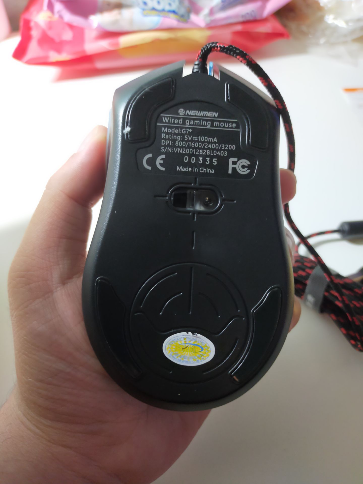 Tikinow đóng gói tiêu chuẩn, không có chống sock nhưng cũng ok vì sản phẩm có hộp riêng nữa. Sản phẩm chính hãng, có tem mác đủ. Dòng Newman này thì mình từng dùng qua rồi, nay thấy chuột cũng được nâng cấp lên phần dây có bọc 3 lớp, đầu dây có cục chống nhiễu còn chuột thì xài vẫn thấy như cũ, khá tốt khi chơi game, mượt, ổn định nếu không đòi hỏi quá cao. Giá thành thì quá hợp lí. 
Điểm trừ duy nhất ở con này là bạn nào bị ra mồ hôi tay nhiều thì sẽ cảm thấy khá dơ. Do bề mặt chuột là bóng chứ không phải nhám nên sẽ để lại vết dơ của tay khi sử dụng nhiều.