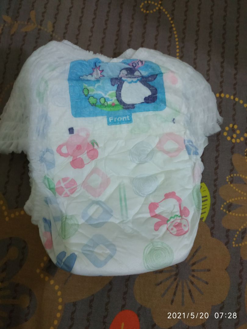 Khi cầm bỉm cảm giác ko đc mềm mại lắm, hơi cứng so với bobby và pampers, nhưng chun thì rộng rãi thoải mái hơn. Bé mặc cả đêm ko bị hằn lưng và bụng. Sau khi bé đái ko thấy vón cục, thấm hút nhanh. Hợp lý trong tầm giá. Mình mua size L tính ra chỉ khoảng 3,2k 1 miếng.