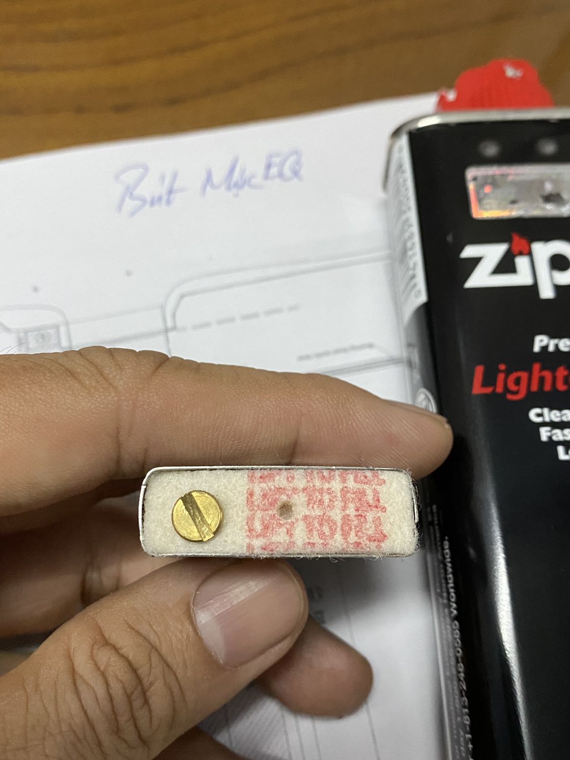 1. Tiki giao hàng nhanh.
2. Shipper gọi lúc 12h hơn, giờ nghỉ trưa nên mình off đt, 20 phút sau thì shipper báo đã hoàn về kho, để hôm sau phát tiếp. Không hài lòng, nhưng không vội nên mình đồng ý hôm sau nhận.
3. Lần đầu mua và dùng Zippo, thấy cũng khá ưng ý và hài lòng về sản phẩm. Chất lượng, thấy chữ in ở đáy bật lửa không sắt nét lắm.