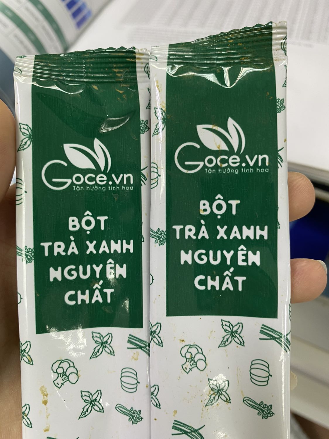 Không hiểu sao gói trà lại bẩn vậy trong khi đã đóng hộp