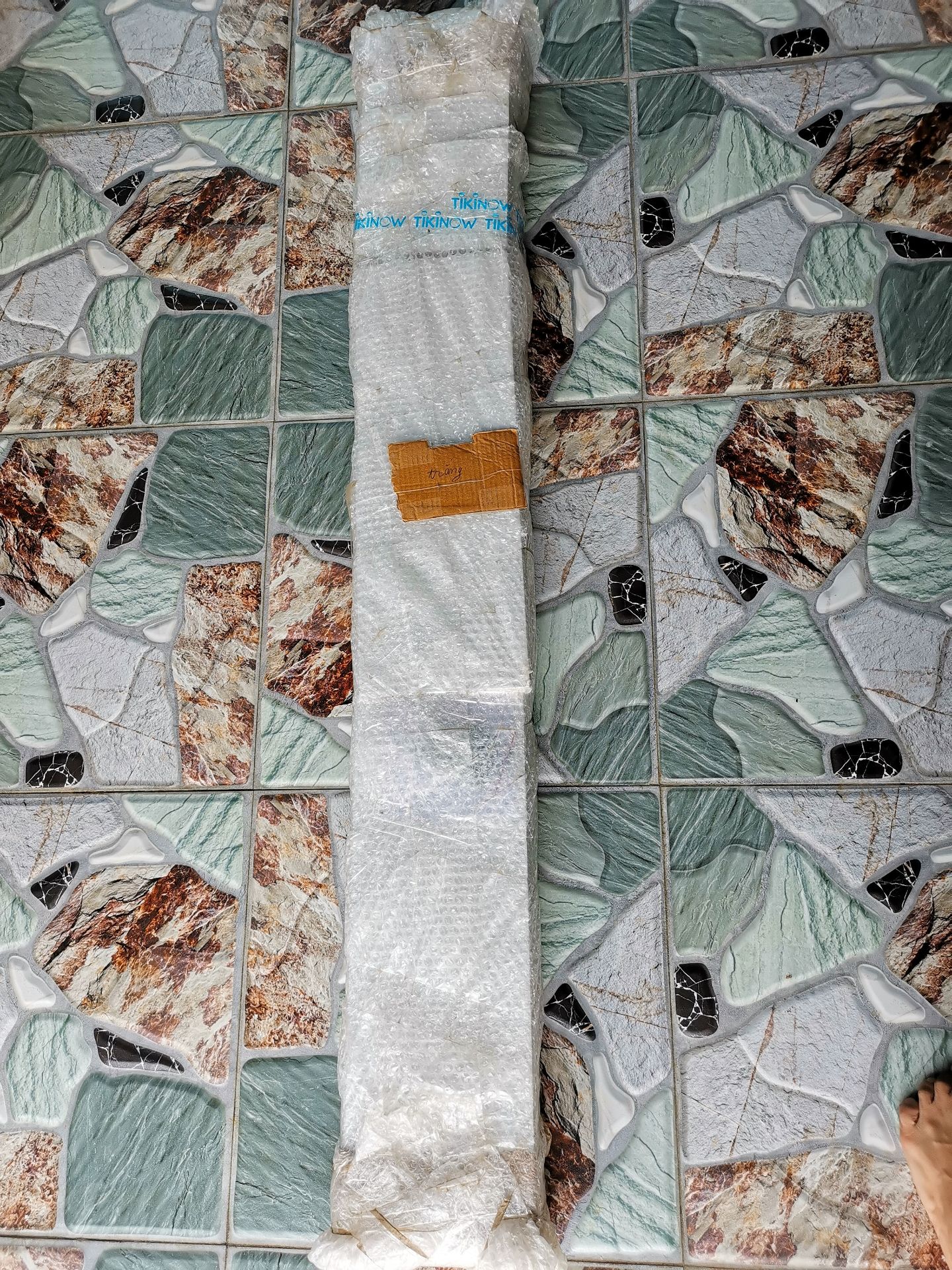 Tôi đã đặt và nhận được hàng sau 2 ngày tại Bến Tre. Đánh giá:
- Ưu điểm:
+ Tiki giao hàng nhanh, đúng màu yêu cầu, đóng gói cẩn thận nhiều lớp nên sản phẩm ít bị ảnh hưởng khi vận chuyển. Nhân viên giao hàng nhiệt tình. 
+ Nhà sản xuất cung cấp đủ các mảnh ghép và linh kiện, có đánh số, bảng hướng dẫn với hình ảnh minh họa nên rất dễ lắp ghép trong 60p.
+ Tủ rất chắc chắn khi lắp ráp xong. Kích thước có thay đổi nhưng rất ít (xem hình ảnh có chỉ số đo). 
- Hạn chế:
+ Sản phẩm có bị trầy ở 1 vài tấm ghép; tróc nhẹ ở góc. Nhà sản xuất và tiki nên cẩn thận hơn trước và trong khi đóng gói sản phẩm. 
+ Nhà sản xuất lưu ý độ chính xác của các bộ phận lắp ghép. Cụ thể: vị trí khoan không chính xác ở cạnh tủ tấm 2 và 4 không thể khoan lổ như nhau được vì tủ thiết kế so le điều đó dẫn đến chỉ 1 bên chính xác, bên còn lại phải khoan lỗ mới hoặc cố gắng dùng ốc vặn xuyên qua. 
Nhìn chung, tôi chấp nhận về chất lượng. Sai sót không đáng kể nhưng nên khắc phục để sản phẩm hoàn thiện hơn khi đến tay người sử dụng. Với giá tiền 520k sản phẩm gỗ ép chắc chắn, đẹp về thiết kế tôi đánh giá 5 sao.