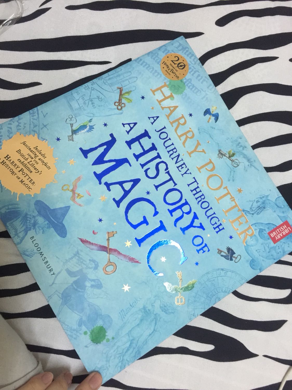 Thật ra mua online nên mình k dám hy vọng nh, nên nhận đc cx k thất vọng quá :))
Lúc nhận đc sách cảm nhận đầu tiên là nó bụi dã man @@ mình lấy cái khăn giấy lau mà đen sì luôn ấy
Sách cx hơi ngả màu 1 chút chứ k lên màu đẹp như ảnh ?
Gáy sách cx ho