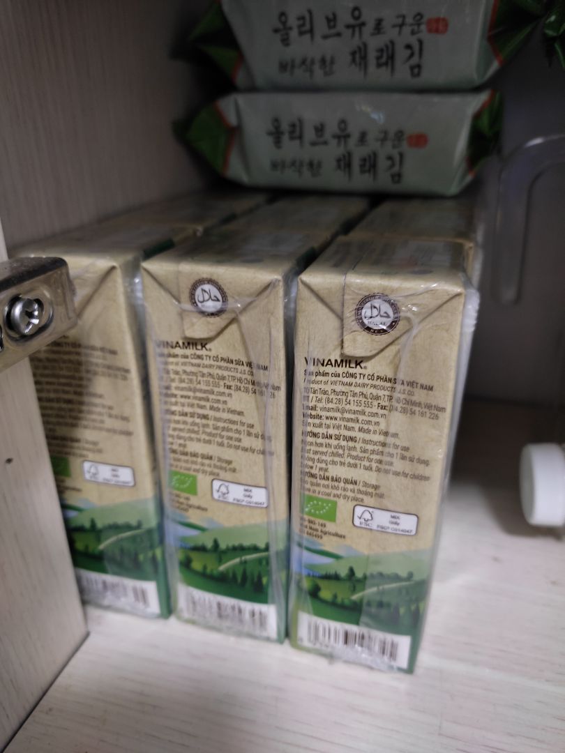 Hàng chính hãng Vinamilk. Ít đường nên dễ uống hơn các loại sữa tươi có đường khác. Các bạn bé thích cũng thích uống loại này hơn các loại sữa khác. cảm ơn nhà phân phối và Tiki!
