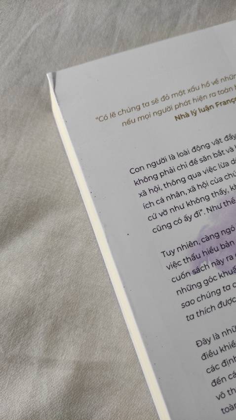 Sách có vẻ cũ như đã bị dùng qua.