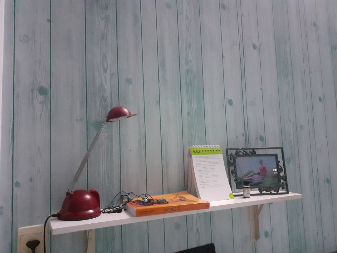 giấy dán tường tuy hơi mỏng, nhưng màu sắc trang nhã. tốt hơn mong đợi