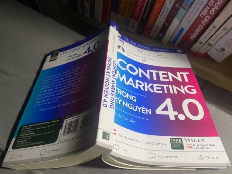 Đã đọc review trước khi mua nhưng mua về vẫn trúng sách không hay cho lắm.
Nội dung khá là dài dòng, lòng vòng, khó hiểu và cũng không nhiều giá trị.
Thôi thì lỡ mua cũng ráng đọc cho hết. Nhưng mà thực sự chưa cuốn sách nào mình thấy dở như cuốn này 🥲