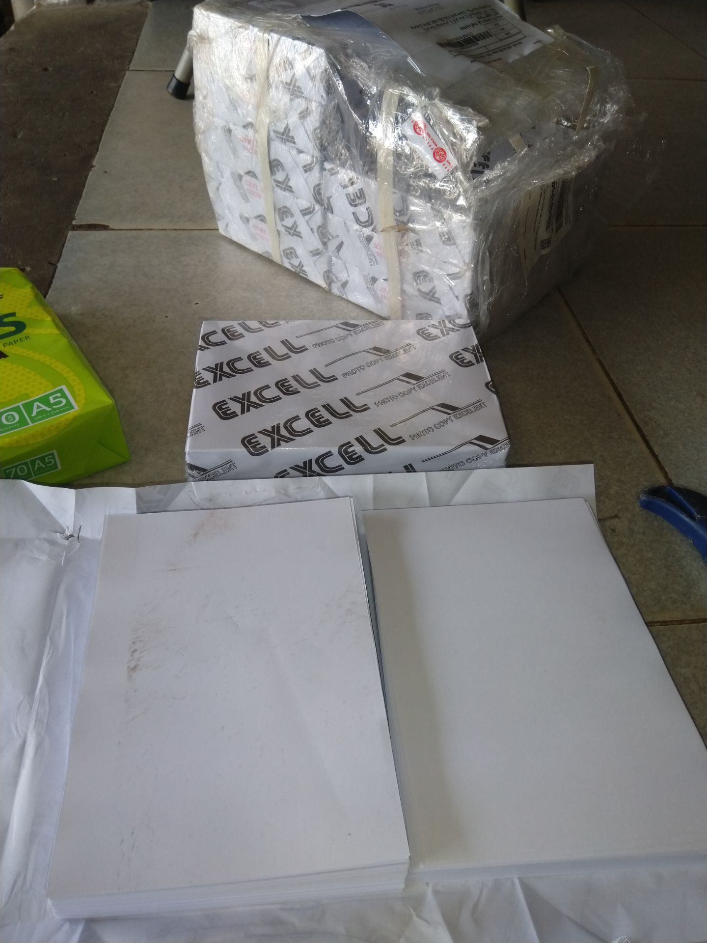 giấy đóng răm bị thiếu, chỉ có 400 tờ mỗi ream thôi. bên trong có những tờ bị dơ quá giấy đóng răm bị thiếu, chỉ có 400 tờ mỗi ream thôi. bên trong có những tờ bị dơ quá