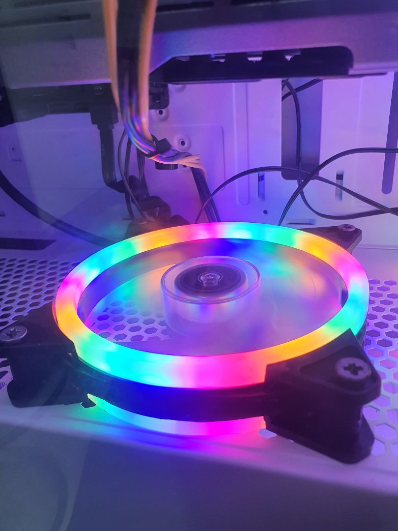 quạt dùng tổt, khá êm, thổi gió khá mạnh, ,màu led đẹp, ưng luôn quạt dùng tổt, khá êm, thổi gió khá mạnh, ,màu led đẹp, ưng luôn