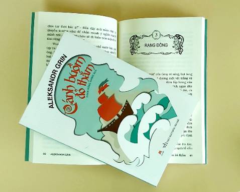 Mẹ mất sớm, cô bé Assol sống với người cha là một thủy thủ đô về hưu. Hai bố con bị người trong làng xem như những kẻ khác thường. Đắm mình trong thù hận và day đứt triển miền, ông Longren sống trầm lặng và dành hết tình yêu thương cho cô con gái của mình. Ông kiếm tiền bằng cách làm và bán những món đồ chơi về nghề thủy thủ. Một lần, trên đường đi giao đồ chơi, qua một canh rừng, cô bé Assol gặp ông lão Aigle. Ông kể cho có be nghe về cuộc sống ngoài biển cả và nói với cô rằng sau này, khi cô lớn lên, sẽ có một chàng hoàng tử trên con tàu mang cánh buồm đỏ thắm đến đón cô. Thời gian trôi đi, Assol vẫn luôn tin tưởng và ngóng đợi hình bóng của cánh buồm đỏ thắm từ ngoài khơi xa... Câu chuyện lãng mạn cho chúng ta cơ hội một lần nữa được trở về thuở mới lớn mộng mơ về tình yêu và hạnh phúc vĩnh cửu.