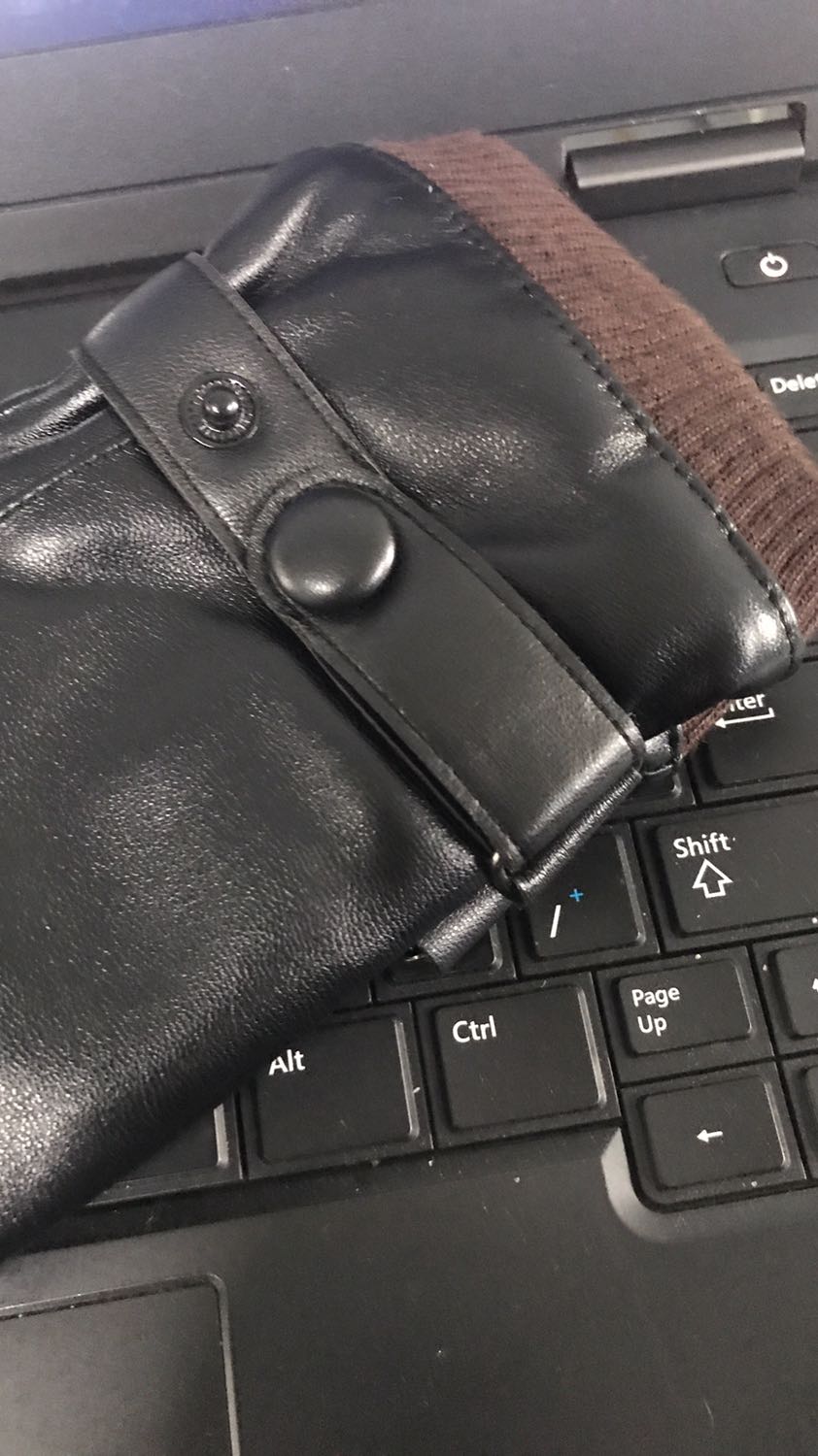 Găng tay quá chất quá đẹp luôn. Da rất mềm và co giãn rất tốt. Đeo ấm thôi rồi luôn. Lớp lông lót bên trong tạo cảm giác ấm mà rất dễ chịu. Cảm ứng điện thoại vuốt vèo vèo không phải nghĩ ngợi luôn. Hàng tốt giao nhanh đanhs giá 5 sao ủng hộ shop.