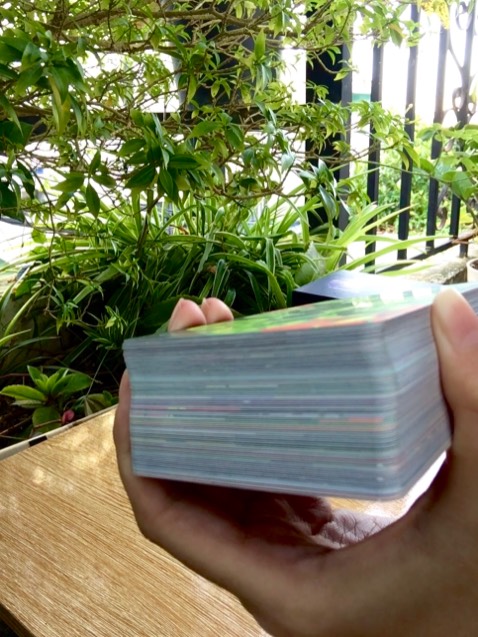 5 sao là để ủng hộ tác giả Việt chứ mình hơi thất vọng với NSX và cách đóng gói của Tiki.
Hộp ngoài tiki đóng gói không có chống sốc, may mắn là không móp méo gì, nhưng hộp nhỏ bên trong thì xô lệch, móp góc, lót hộp lớn còn bị rách nữa. Cạnh bài cắt không mượt, còn hơi nham nhở.
Về các lá bài thì chất giấy dày, được cán mờ. Dù việc cán mờ làm màu sắc và hình ảnh của lá bài sắc nét và chân thực hơn nhưng mà cá nhân mình không thích lắm, vì nó có độ nhám và bám dính nhiều nên spread bài rất khó, lúc xáo bài, rút bài cũng bị dính các lá vào nhau.
Nói chung khui hộp bài ra buồn mất mấy hôm nhưng về mặt hình ảnh, ý nghĩa và tâm huyết của tác giả thì xứng đáng nhận được 5 sao. Mong là ở các sản phẩm khác sẽ không gặp phải những vấn đề như thế này nữa.