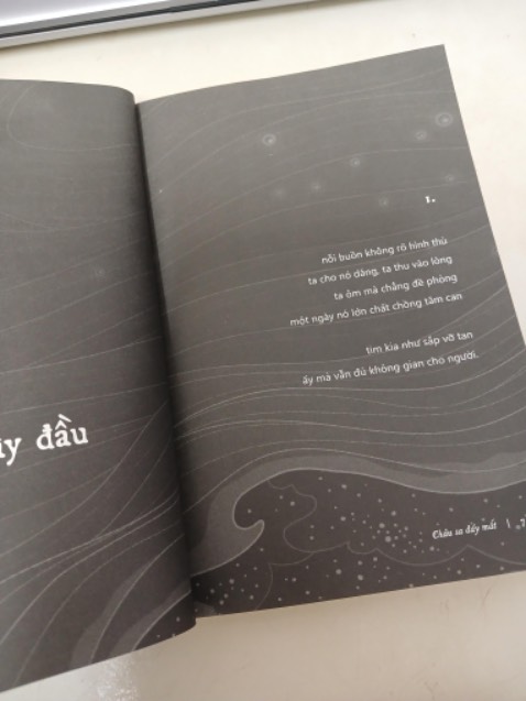 Về giao hàng: Giao từ ngoài Hà Nội vào Sài Gòn nên cũng không nhanh lắm nhưng cũng ổn. Đóng gói thì khá tệ, chỉ bỏ trong 1 túi bóng chống sóc cả 3 quyển sách mà không có hộp gì thành ra quyển nào cũng cong vênh thậm chí quăn góc.
Về nội dung: Quyển này nghe quảng cáo nhiều, cảm giác dễ đọc, thơ và văn xuôi lồng ghép cũng hay. Cá nhân thấy sách nói về những người trầm cảm hoặc có vấn đề tâm lý nên hơi buồn và tiêu cực, mọi người cân nhắc khi xem. Về giao hàng: Giao từ ngoài Hà Nội vào Sài Gòn nên cũng không nhanh lắm nhưng cũng ổn. Đóng gói thì khá tệ, chỉ bỏ trong 1 túi bóng chống sóc cả 3 quyển sách mà không có hộp gì thành ra quyển nào cũng cong vênh thậm chí quăn góc.
Về nội dung: Quyển này nghe quảng cáo nhiều, cảm giác dễ đọc, thơ và văn xuôi lồng ghép cũng hay. Cá nhân thấy sách nói về những người trầm cảm hoặc có vấn đề tâm lý nên hơi buồn và tiêu cực, mọi người cân nhắc khi xem.