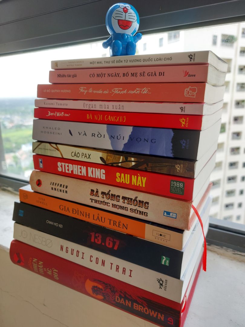 ÁM SÁT TỔNG THỐNG MÀ LẠI HÀI HƯỚC, TIN ĐƯỢC KHÔNG?🥰

Sau nỗi hụt hẫng nhè nhẹ khi kết thúc Hai Số Phận II, mình không hề có ý mua tiếp phần III, nhưng hông biết nó nằm trong giỏ hàng tự khi nào và chốt đơn luôn. 

Không phải mình có ý chê phần II, mà có lẽ cái bóng của phần I quá lớn, nó quá ấn tượng khi 2 cuộc đời song song của Abel và Kane lồng ghép trong câu chuyện đối nghịch hoàn toàn của 2 nhân vật, hành trình vượt lên số phận của cả 2. 

Ở phần III này, cảm giác phấn khích đã trở lại, dù không đến mức dữ dội như khi đọc phần I. Vốn không thích bàn đề chính trị quá nhiều, nên đọc phần III đoạn đầu không có "hại não", thấy "vào đề dễ dàng" hơn. Tuy cái tựa vẫn là về con gái Abel sau khi bà đắc cử Tổng thống Mỹ, nhưng câu chuyện phần lớn xoay quanh hành trình điều tra và ngăn chặn cuộc ám sát Tổng thống của đặc vụ FBI Andrews.

Cậu chàng đặc vụ trẻ tuổi, điển trai, thông minh và không thiếu sự hài hước này vô tình vướng vào nhiệm vụ truy tìm và ngăn chặn nhóm sát thủ, khi sếp và đồng đội của anh đã bị giết chỉ trong vài giờ khi bắt tay vào vụ. Cũng trong 6 ngày "deadlines" ngắn ngủi này, anh lại rơi vào lưới tình của cô bác sĩ xinh đẹp cũng là con gái của một Thượng nghị sĩ (người cũng nằm trong danh sách đối tượng tình nghi có liên quan đến âm mưu ám sát Tổng thống).

Thời gian ngắn ngủi, áp lực đè nén khi sát thủ bám đuôi từng giây và anh có thể mất mạng bất cứ lúc nào, sự giằng xé nội tâm khi anh chàng không biết liệu cô nàng mà anh yêu và theo đuổi này có liên quan đến âm mưu đen tối kia hay không.

Với sự chỉ đạo và yểm trợ từ Giám đốc FBI cùng với sự tinh nhanh của Andrews mà công cuộc ngăn chặn ám sát Tổng thống đã thành công trong tích tắc, dù sự đánh đổi tính mạng của rất nhiều người không hề nhỏ.

Những tình huống hài hước khi cậu chàng vừa điều tra vừa tán tỉnh cô gái, nhưng câu độc thoại nội tâm rất hài hước "món ăn 20 đô mắc dịch", "cafe gì tầm này em ơi"... cười muốn té ghế vì độ lầy của người dịch🤣

Cách lột tả đặc điểm tính cách các nhân vật rất "đắc", nhất là nhân vật sát thủ Xan - người Nhật gốc Việt. Nham hiểm với đôi mắt ti hí, nhỏ con nhưng cực kỳ tinh ranh, liều mạng và đặc biệt là cực kỳ "kín miệng". Đảm nhận vị trí sát thủ ám sát bà Tổng thống không chút sợ hãi. 

Hay nhân vật phụ Simon, anh chàng da đen giữ xe ở chung cư nơi ở của đặc vụ Andrews, tuy chỉ có vài câu thoại nho nhỏ nhưng sự hài hước nhiệt tình của cậu chàng góp phần làm câu chuyện "ám sát tổng thống" bớt đi sự gay cấn. Đoạn kết anh chàng vô tình chết thay cho Andrews, mình thực sự thấy hẫng và tiếc...

Còn kể đến chú cảnh sát trực sắp về hưu với thú vui giải ô chữ trên báo, anh chàng trợ lý của Giám đốc FBI Elliot với gương mặt không cảm xúc như robot nhưng sự liều lĩnh có thừa,...

Nhờ những tác nhân phụ này mà mình thấy câu chuyện Hai số phận III này thêm phần mặn mà hấp dẫn😅. (Chứ mình đâu có để ý đến bà Kane kkkk)

Điểm cộng cho câu chuyện chính là cảm xúc hồi hộp, tình tiết gay cấn vừa phải, lời thoại hài hước, độc thoại nội tâm đặc sắc,...tất cả đan xen vào nhau làm cho câu chuyện vừa đủ cuốn hút mình đi đến trang cuối.

(Chỉ có điểm trừ duy nhất (ý kiến cá nhân) là cách dịch giả dùng đại từ nhân xưng "anh ấy" khi nói về anh chàng nhân vật chính Andrews, mình thấy hơi xa lạ tý xíu)^^.

Cá nhân mình thấy quyển này đáng để trải nghiệm nhé!🥰