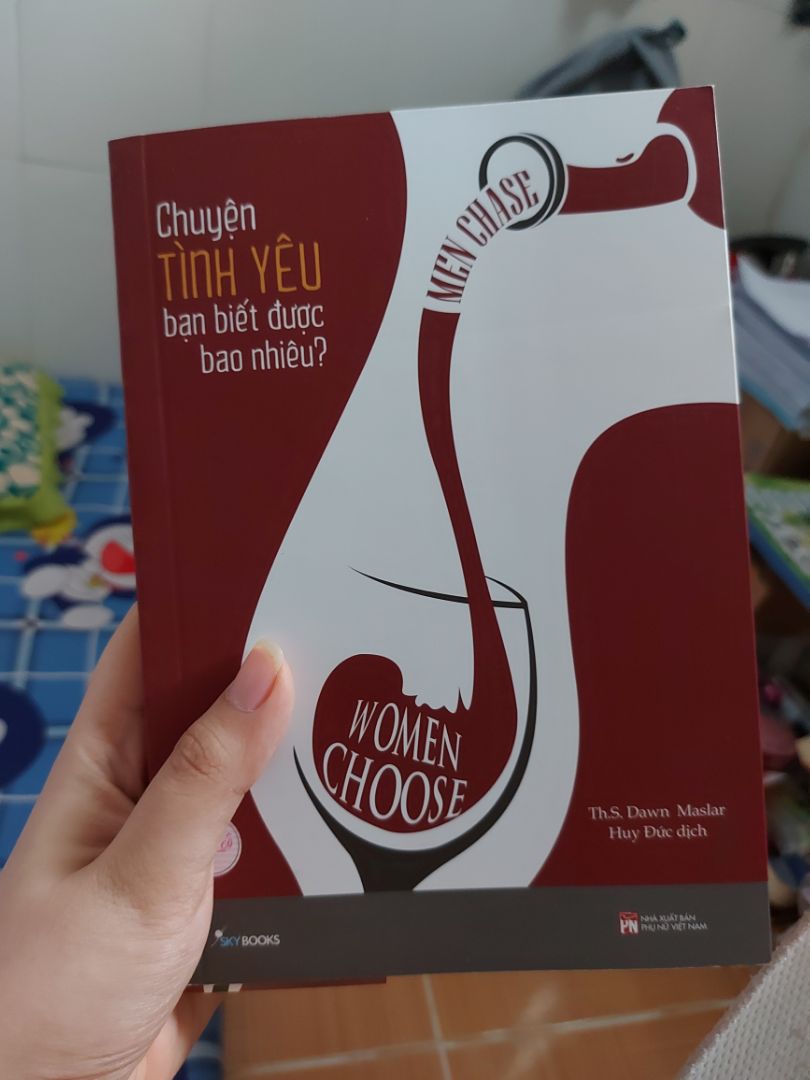 Quyển này nói về tâm sinh lý của cả đàn ông và phụ nữ trong tình yêu, chỉ cách phụ nữ nên ứng xử như thế nào để có thể dẫn dắt tình yêu đi đúng hướng...
Trong đó gồm có việc không quá chủ động và tốt nhất nên trì hoãn tình dục, thời gian trì hoãn tình dục càng lâu thì mối quan hệ sẽ càng hạnh phúc hơn...
 Sách cũng khuyên phụ nữ nên sống lí trí và biết cách kiểm soát tốt cảm xúc, mạnh dạn dứt bỏ những người đàn ông không xứng đáng, hãy tập trung cho bản thân, yêu bản thân nhiều hơn, rồi sẽ có nhiều người đàn ông đến với bạn.
Quyển này khá giống với những điều trong The Rules tuy nhiên nó được giải thích rõ ràng và khách quan hơn, không cứng ngắt như The Rules.
Mình khuyên các bạn nữ nên đọc, rất hữu ích!!! Quyển này nói về tâm sinh lý của cả đàn ông và phụ nữ trong tình yêu, chỉ cách phụ nữ nên ứng xử như thế nào để có thể dẫn dắt tình yêu đi đúng hướng...
Trong đó gồm có việc không quá chủ động và tốt nhất nên trì hoãn tình dục, thời gian trì hoãn tình dục càng lâu thì mối quan hệ sẽ càng hạnh phúc hơn...
 Sách cũng khuyên phụ nữ nên sống lí trí và biết cách kiểm soát tốt cảm xúc, mạnh dạn dứt bỏ những người đàn ông không xứng đáng, hãy tập trung cho bản thân, yêu bản thân nhiều hơn, rồi sẽ có nhiều người đàn ông đến với bạn.
Quyển này khá giống với những điều trong The Rules tuy nhiên nó được giải thích rõ ràng và khách quan hơn, không cứng ngắt như The Rules.
Mình khuyên các bạn nữ nên đọc, rất hữu ích!!!