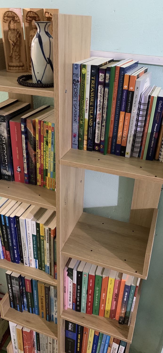 Mua sách và đồ trên tiki mấy năm nay chưa có lần nào mình không hài lòng như lần này. Bình thường tiki luôn giao sớm hơn hoặc ít nhất cũng đúng hẹn, lần này bị trễ hẹn.  Đã thế bên shop còn đưa lộn 5 tấm ván ngang cho mình. Có 8 tầng ngang cần loại ván đó thì shop chỉ đưa đúng được 3 tấm, còn 5 tấm bị sai, chỗ cần lỗ khoan để bắt vít thì k có, chỗ ván cần phẳng thì khoan 5 lỗ. Mình rất bực mình. Tính trả hàng nhưng hàng thì cồng kềnh, rồi đổi qua đổi lại rất mất thời gian nên mình đã nhờ người quen có máy khoan tự bắt vít cho. Công bằng mà nói kệ sách này sẽ rất đẹp nếu shop làm ăn cẩn thận, giao đúng hàng cho khách nhưng vì khâu xuất kho quá cẩu thả, thiếu trách nhiệm và tiki cũng chậm trễ nên mình chỉ cho 2*. Chưa kể bảng hướng dẫn lắp đặt quá sơ sài nữa