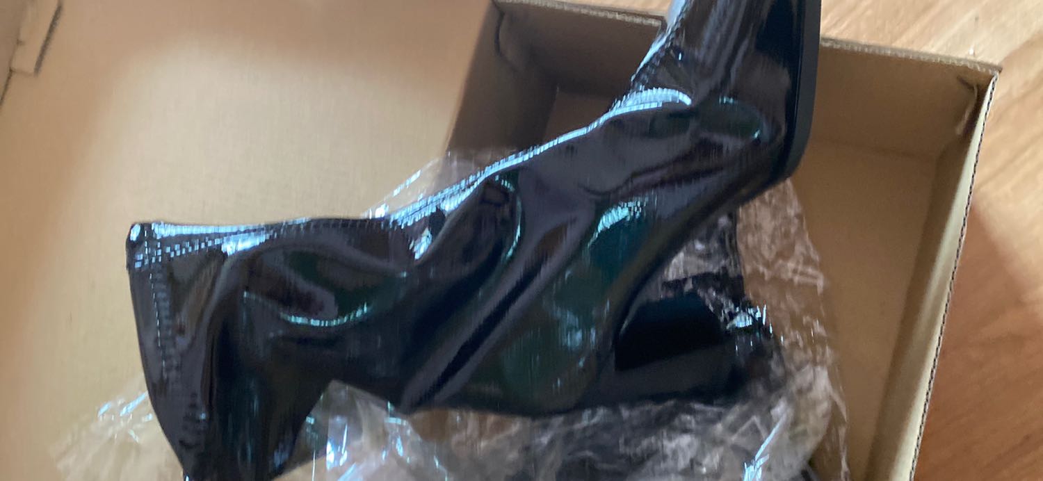 giày đẹp chất quá là ok gót vuông đi k đau chân
k có khoa mua to hơn 1 size đi vào dễ hơn