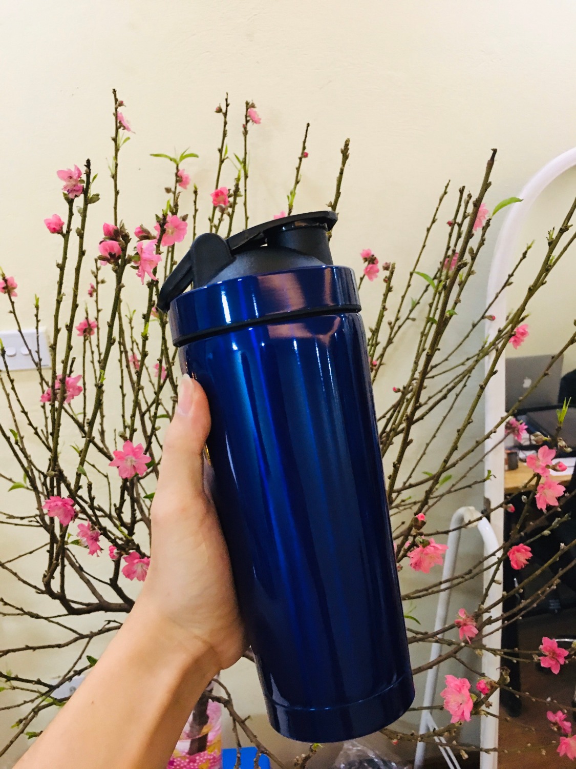 Bình Lắc Pha Chế Shaker Tập Gym Inox Có Giữ Nhiệt Chính Hãng
Bình Lắc thiết kế thể thao rất bắt mắt, dung tích quá ư là đủ cho 1 người tập gym
mà lưu ý các bạn nha, khi mình lắc để nước không bắn thì phải nghiêng bình nhẹ để nước tràn đầy mép nắp của bình, nó choáng đầy lỗ không khí thì khi lắc mạnh thì nước sẽ không bắn, không phải di bình lỗi mà do các bạn chưa biết cách lắc thôi
nếu mà không nghiêng bình 180 độ để nước bít hết lỗ khí mà lắc luôn kiểu gì cũng bị bắn nước đo
shop chu đáo
giao hàng nhanh, người giao hàng thân thiện
chắc chắn sẽ ủng hộ miDoctor nếu có cơ hội ạ