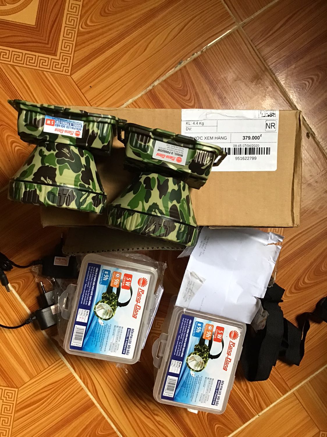 Hàng không đúng trong hình đặt hàng đèn nhỏ giao hàng to mà là hàng giả đèn Rạng Đông lửa đảo quá chắc không tin vào hàng trên mạng nữa. Hàng không đúng trong hình đặt hàng đèn nhỏ giao hàng to mà là hàng giả đèn Rạng Đông lửa đảo quá chắc không tin vào hàng trên mạng nữa.