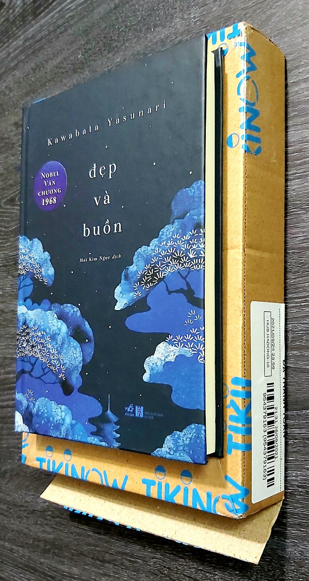 Quyển sách là tác văn học đạt giải Nobel Văn học 1968. Mình mua nhưng chưa kịp đọc, nếu các bạn còn băn khoăn chưa quyết định mua thì đọc review trước nhé. Sách bìa cứng khổ giấy 14x20.5 cm nên cầm chắc chắn. Chất lượng in và giấy in tốt. Bạn sẽ ko thất vọng cả về nội dung và hình thức (tham khảo hình phía dưới).
Mình luôn tin dùng dịch vụ của Tiki dù có đôi lần làm mình chưa hài lòng nhưng điều đó quá ít so với những gì nhận được từ Tiki. Sách được giao sớm hơn 2 ngày, đóng hộp cẩn thận. Bạn nhân viên giao hàng thân thiện. Like &Thanks!