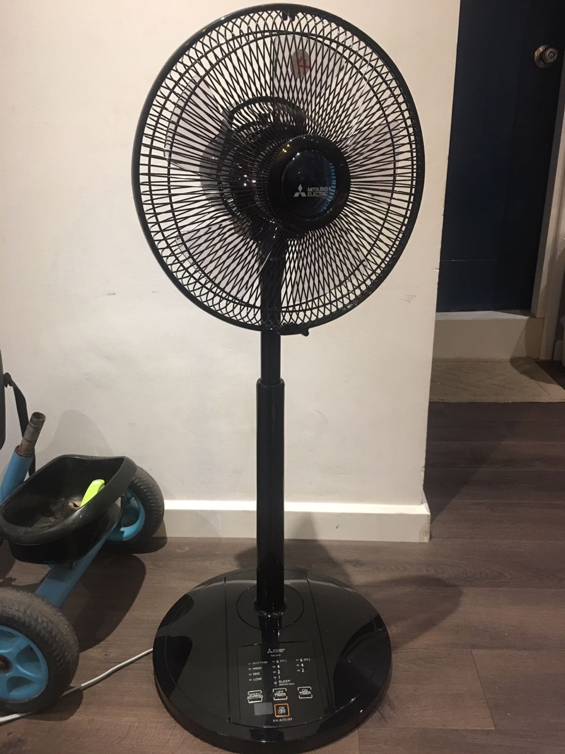 Đóng gói cẩn thận, giao hàng đúng hẹn dù trời có bão số 2. chất lượng quạt rất tốt. Có điều khiển