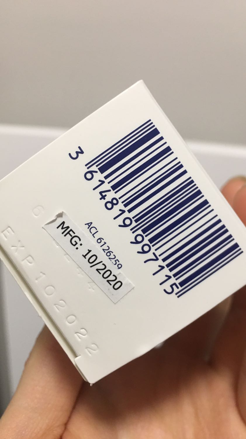 Tại giờ là năm 2021 rồi nhưng Shop Tân Hoàng Gia giao cho em chai sản xuất từ năm 2019. Lúc đầu em hơi hoảng nhưng rất may vì năm 2022 mới hết hạn. Về sản phẩm thì em thấy tem dán của Sagen group. Phiên bản của sản phẩm em mua là loại không có cồn, cho da nhạy cảm (nâu). Shop đã chuẩn bị đúng mẫu em muốn đặt và Tiki giao hàng cũng rất có tâm. Em thấy giá rẻ hơn so với các shop khác nên nếu ai muốn hạn mới thì nên xem xét.