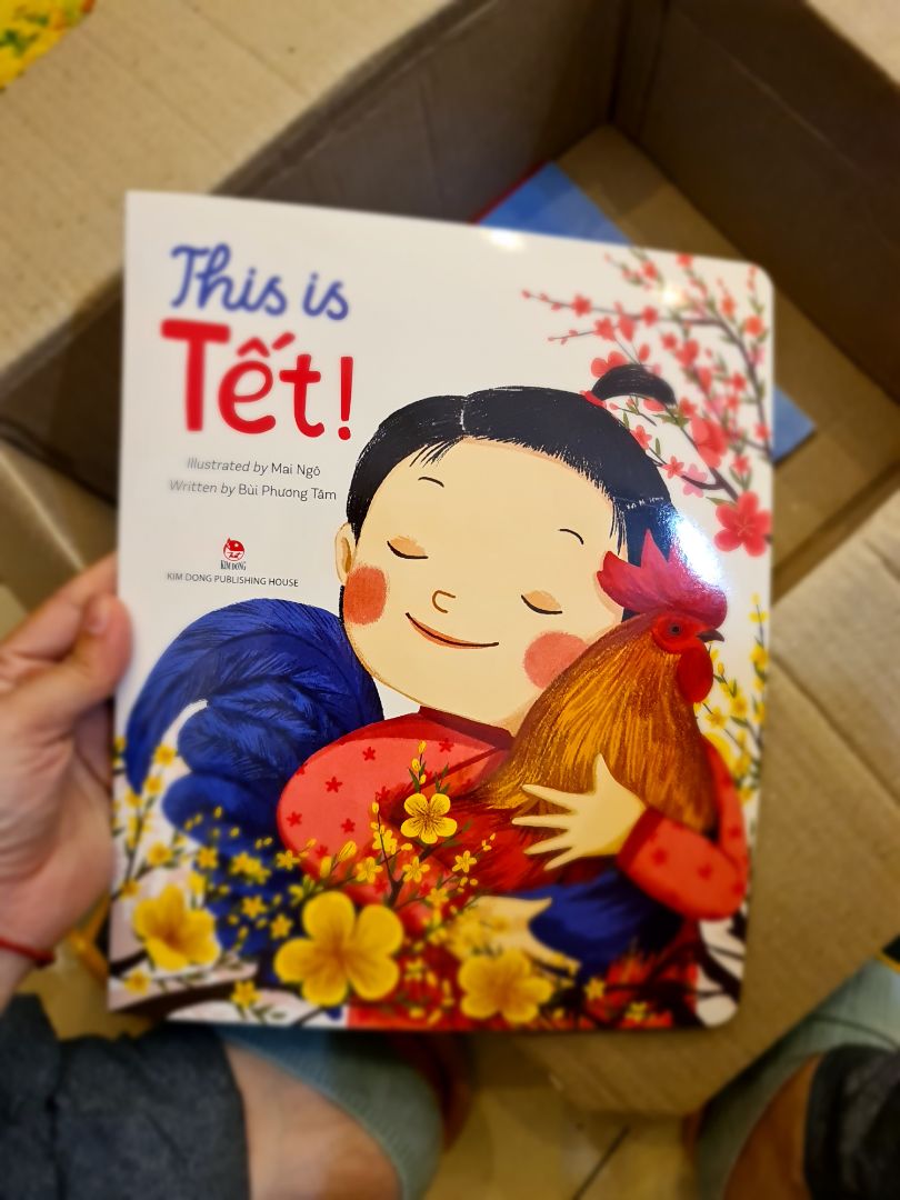 Sách to bản, tranh vẽ xinh xẻo và cái quan trọng là ngôn từ mộc mạc dễ dàng cho trẻ đọc và dịch được.