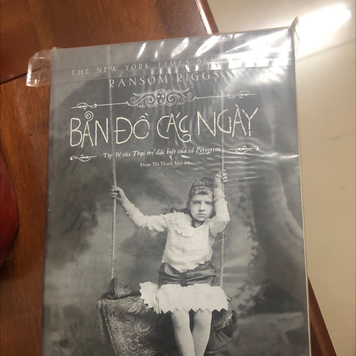 Cuối cùng thì cũng đã tậu được tập mới nhất trong series của Ransom riggs về. 3 tập đầu quá hay luôn, nhất là cho các bạn thiếu nhi về thể loại fantasy này. Khuyến khích các bạn trẻ đọc bộ này nhé.