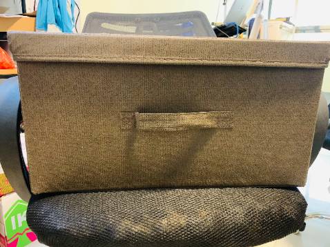 Tôi nhận cách đây 2 hôm, đánh giá review cho mọi người được biết, sản phẩm này trông thế nhưng khá lớn về dung tích, để được nhiều đồ, nhưng ko để được mấy loại có mũi nhọn, vì màng dưới đáy lớp vải không dệt, nên dễ gây bục. hộp vuông vắn, đơn giản nhưng thẩm mỹ, nhìn sang nên về kiểu dáng, tôi thấy không có vấn đề. 

Đã từng mua loại TD này, nhưng loại không có nắp, hoặc nắp gập gọn vào; lần này mua thử loại nắp rời xem sao; vì tôi đặt nhiều đô nữa, nên Tiki vận chuyển đóng gói khá chắc chắn và bọc các thứ, tránh mưa ướt nên yên tâm. tuy nhiên vì nắp của tủ vải này to hơn hẳn, nên khi bị đè xuống thì bẹp 1 chút cái cạnh dài làm cho sản phẩm mất độ tinh xảo, nhưng khi dựng lên thì lại bình thường, không vấn đề gì nữa cả. ==> chất lượng khá tốt, tôi nghĩ vậy!! Nói chung ko có lỗi gì, có 1 chút lỗi về giao hàng thôi, cái này do Tiki nên sẽ thông cảm đc!! Cảm ơn shop, mong có sp tốt tiếp để còn ủng hộ.