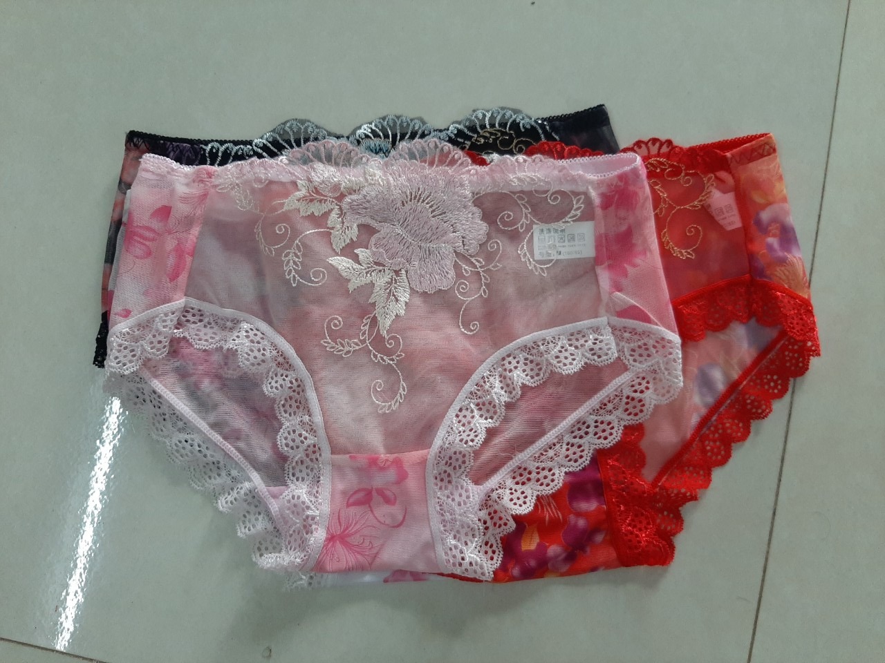 Quần đẹp như ảnh có thêu hình hoa sắc nét nhìn rất đẹp, năm cái 5 màu khác nhau, màu nào nhìn cũng đẹp, mặc trông khá quyến rũ