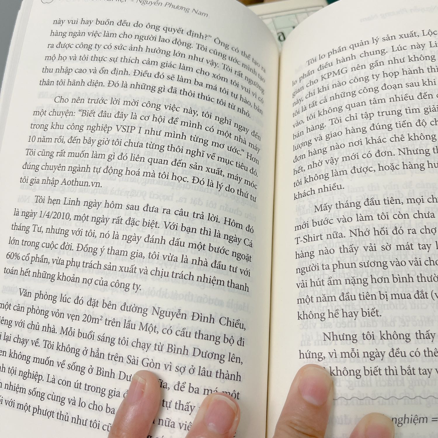 Mua thử 2 cuốn khởi khởi nghiệp bán lẻ và cuốn này. Đúng là cuốn này hay hơn rất nhiều lần cuốn khởi nghiệp bán lẻ. Hay là vì nó là chia sẻ từ trải nghiệm thực tế của 1 người từ k có gì đến tạo ra nợ rồi tìm cách trả nợ và làm lại từ đầu và từ từ tạo ra 1 con gà đẻ trứng vàng. Nếu bạn k có nhiều tiền thì mua cuốn này đc rồi k cần mua thêm mấy cuốn kia. Đọc để hiểu đc cái tinh thần của người viết về ý chí khởi nghiệp và học hỏi từ những sai lầm trong kd.