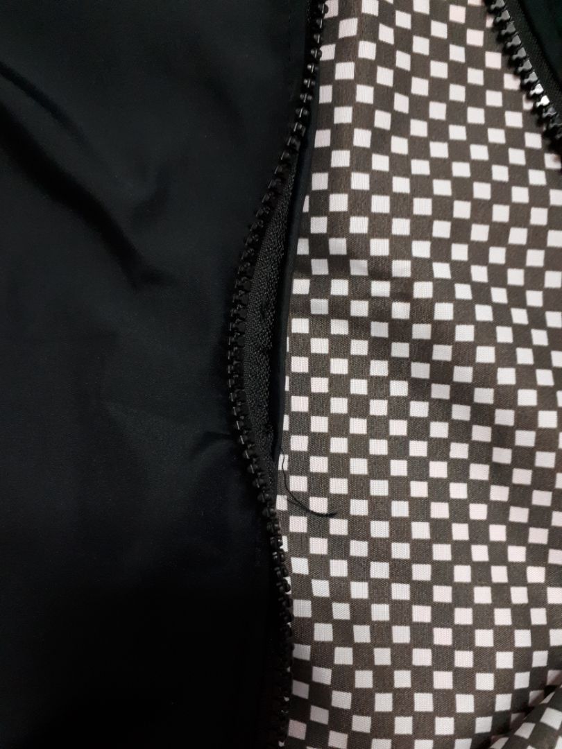 công tâm mà nói chất vải so với giá tiền thì ok. nhưng bị lỗi dây kéo, may nhíu, đứt chỉ đường may...nói chung hàng lỗi thì phải. cũng không giống mẫu niêm yết. size L nhưng có vẻ nhỏ mà khổ chủ k có nhà để thử. nếu không vừa mình sẽ đổi lại