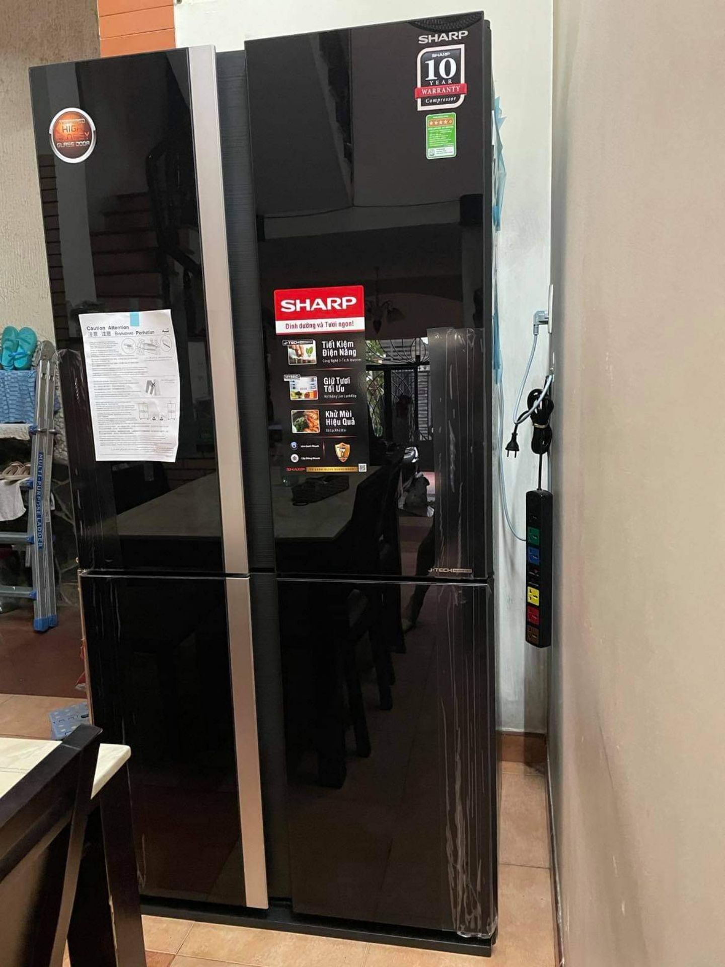 Tiki giao hàng đúng hẹn nhân viên giao hàng cực kỳ nhiệt tình và dễ thương.tủ lạnh rất đẹp rộng rãi để được nhiều nhưng mấy ngày đầu đông đá hơi chậm. Tiki hỗ trợ khách hàng chu đáo giải quyết tận tâm không phụ lòng tin của tôi..
chỉ có 1 điểm chưa hài lòng tủ lạnh rất to và nặng nhưng chỉ có 1 nhân viẻn giao hàng nên khách hành phải phụ nhưng 2 vợ chồng tôi tuổi cao nên rất khó khăn và mệt vì tủ phải đưa lên phòng trên.