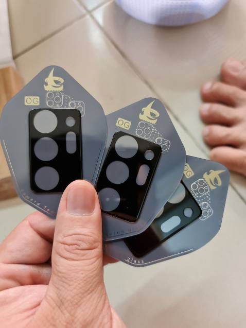 Đặt kính cường lực màu trắng thủy tinh, giao màu đen, giờ chờ shop xử lý, mất thời gian.