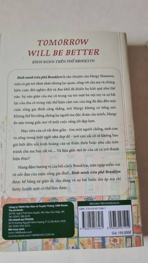 [Bình minh trên phố Brooklyn 
Tomorrow will be better]
Cuốn sách viết về câu chuyện của một cô gái mới chạm ngưỡng cửa vào đời, làm công việc văn phòng, mơ mộng về một gia đình hạnh phúc và những bước trưởng thành của cô. Tuy xuất thân từ xóm lao động, gia đình thiếu trước hụt sau và sống cùng nỗi oán giận của người mẹ, sự nhu nhược của người cha nhưng cô không bao giờ khuất phục trước khó khăn, ngược lại, luôn nhìn cuộc sống rất tích cực, luôn tin có ánh sáng vào ngày mai. 
Cách viết truyện của phương Tây thường sẽ phản ánh đúng chiều hướng tâm lý của con người chứ không tô hồng mọi thứ như cổ tích phương Đông, nên câu chuyện hôn nhân của cô gái ấy không đi đến cái kết trọn vẹn. Tuy nhiên, cuối cùng, nhờ những biến cố ấy, cô đã thấu hiểu cha và mẹ của mình, hiểu cuộc đời, hiểu con người và trưởng thành.
1 cuốn sách nên đọc trong những ngày bão ngang khoảng trời xanh.