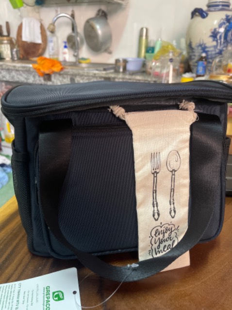 Túi may đẹp, shop có bỏ giấy thơm shop rất có tâm. Túi to có thể đựng 2 hộp cơm và thức ăn, kèm bình nước và hộp trái cây như tôi mong muốn
Rất hài lòng về sản phẩm. Cho shop 10 điểm về chất lượng