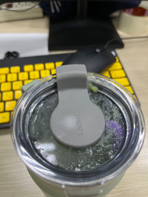 Sản phầm bị chary nước ở phần cắm ống hút dù đã đậy kín. Vậy nên bình này không phù hợp để đem nước từ nhà đến công ty. Giờ cũng không biết phải làm sao với cái ly này. mua cũng mắc mà không đáp ứng được nhu cầu đựng nước. Nghiêng là đổ.