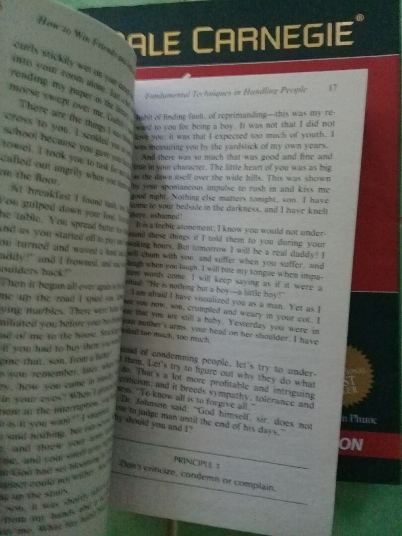 Lúc đầu mình xem ảnh của cuốn sách này trên tiki cứ ngỡ nó to như mấy cuốn bình thường ai dè khi mới mua về nó nhỏ như cuốn từ điển, mình cũng khá bất ngờ khi được tiki tặng 4 bookmark tiki rất dễ thươngg, mãi ủng hộ tiki nè~?