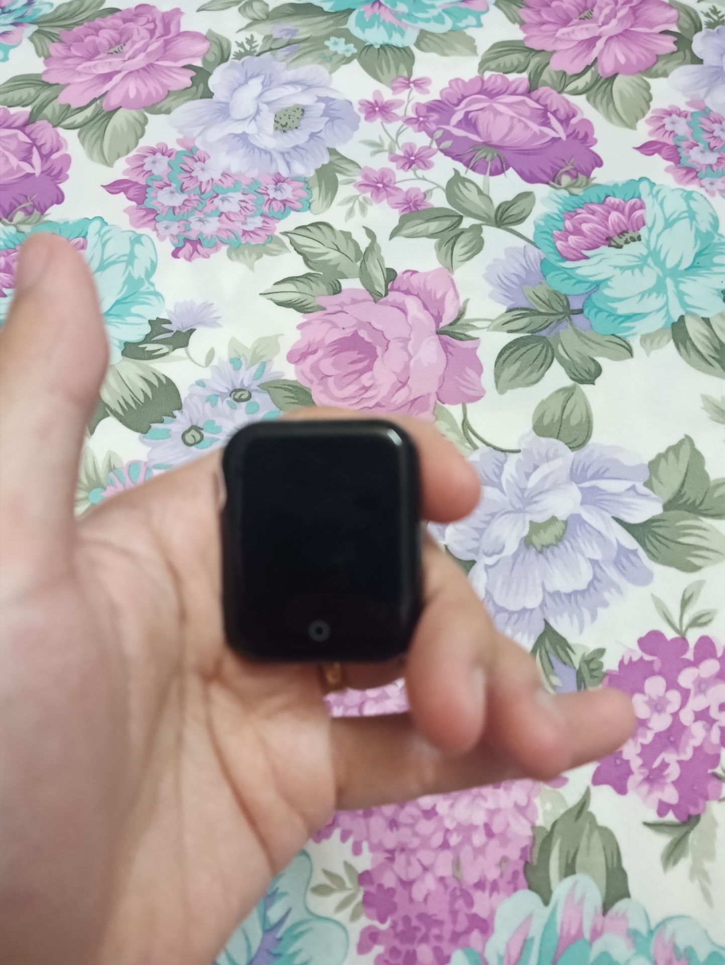 máy không lên nguồn, dây đeo thì không lỏng chốt, ko gắn được, quá thất vọng, yêu cầu tiki xem xét đổi trả hàng