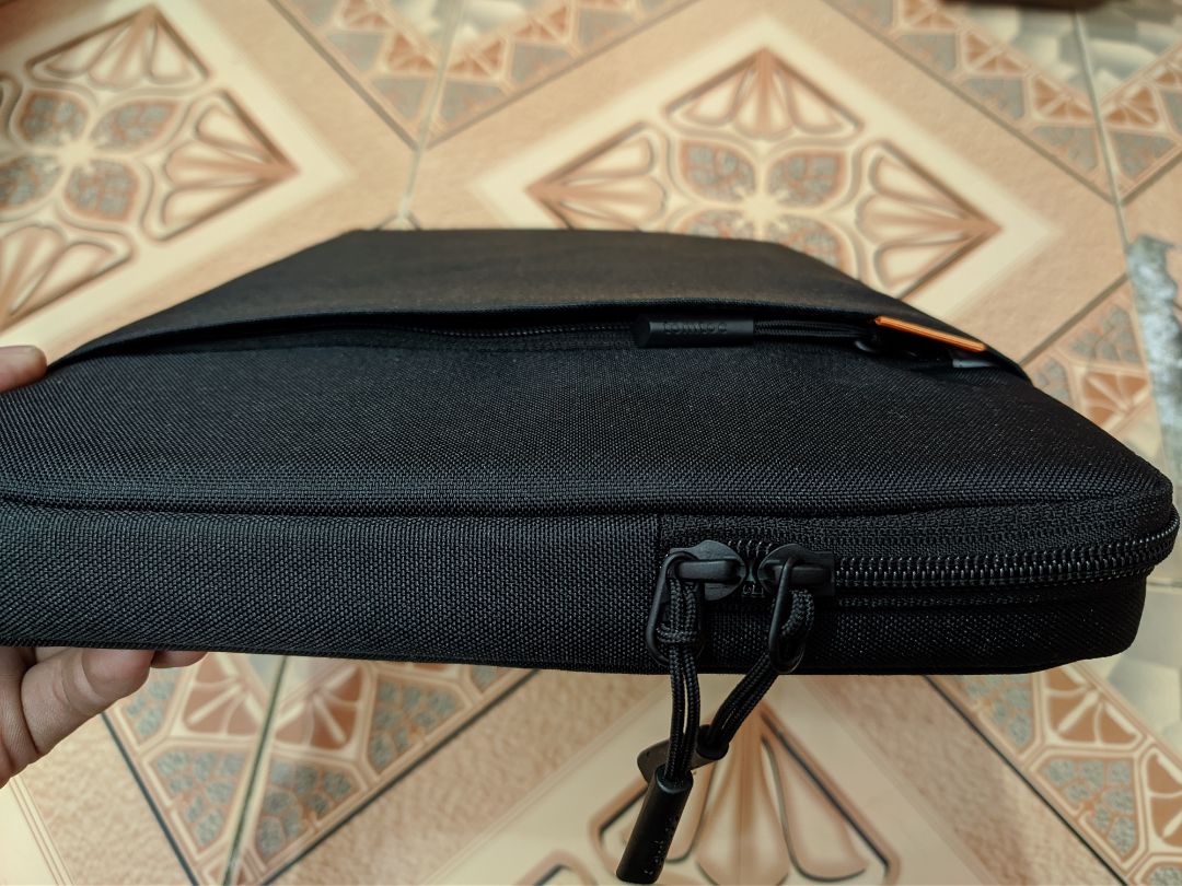 Thiết kế chắc chắn, ruột có đệm dày. Nhét laptop Asus Zenbook vào vừa khít. Có rơi cũng đỡ sợ va đập mạnh hư hỏng laptop.