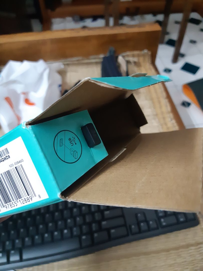 Chắc ai đó sẽ cần hình ảnh này. Vâng, đây là cái usb receiver ạ. Các bạn mua hàng về thì lưu ý là nó được cài ở vỏ hộp chứ ko nằm trong con chuột đâu nhé (dù trong con chuột có chỗ cài). Hàng ngon, mình thích bộ phím tiện lợi và kích thước hợp lý của dòng này nên mua lại sau 5 năm dùng cái bàn phím cũ là K270. Chắc ai đó sẽ cần hình ảnh này. Vâng, đây là cái usb receiver ạ. Các bạn mua hàng về thì lưu ý là nó được cài ở vỏ hộp chứ ko nằm trong con chuột đâu nhé (dù trong con chuột có chỗ cài). Hàng ngon, mình thích bộ phím tiện lợi và kích thước hợp lý của dòng này nên mua lại sau 5 năm dùng cái bàn phím cũ là K270.